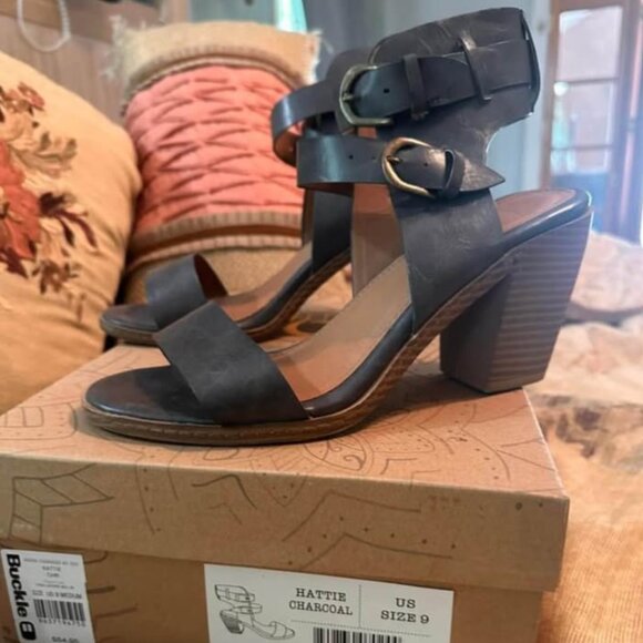 Buckle Hattie Charcoal Heals - Picture 1 of 6